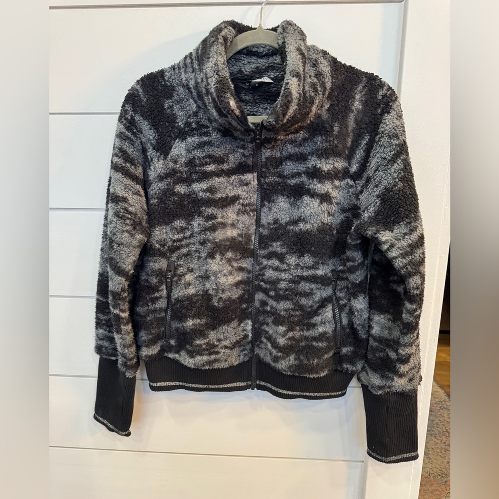 Athleta Fog Camo Tugga Sherpa Jacket
Size Medium - Picture 2 of 7